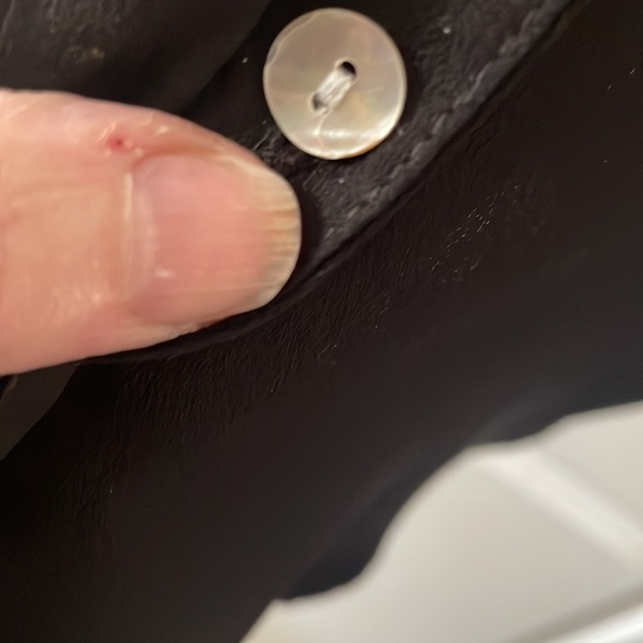 Chico’s 3 COLD SHOULDER white buttons Black blouse long sleeved v neck LNC - Picture 9 of 9